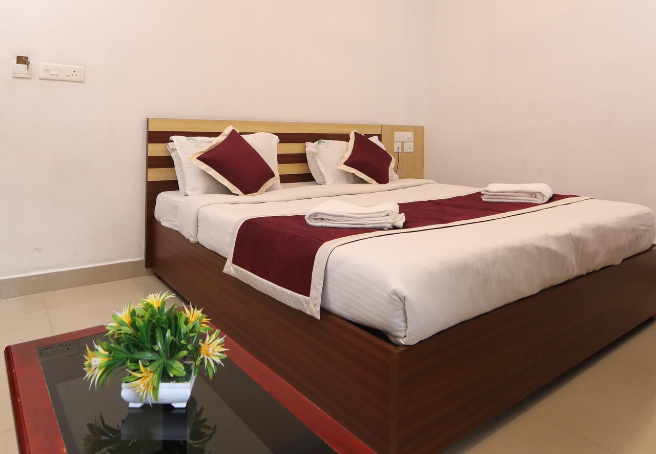Oyo 18604 Puthens Capitol Inn Kochi Exterior foto