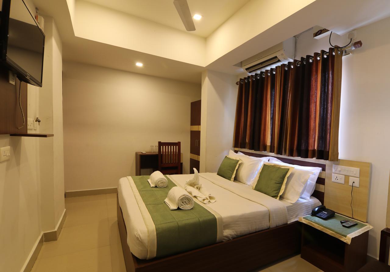 Oyo 18604 Puthens Capitol Inn Kochi Exterior foto