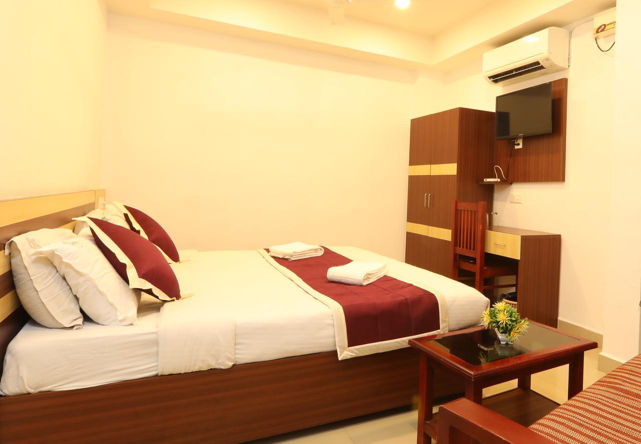 Oyo 18604 Puthens Capitol Inn Kochi Exterior foto