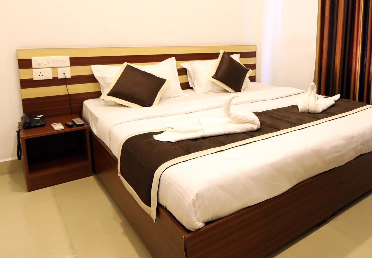 Oyo 18604 Puthens Capitol Inn Kochi Exterior foto
