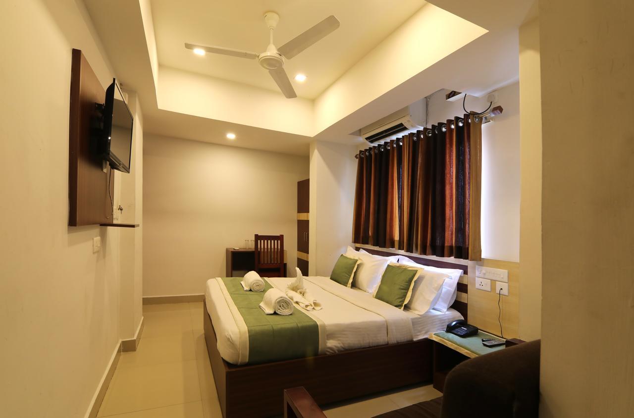 Oyo 18604 Puthens Capitol Inn Kochi Exterior foto
