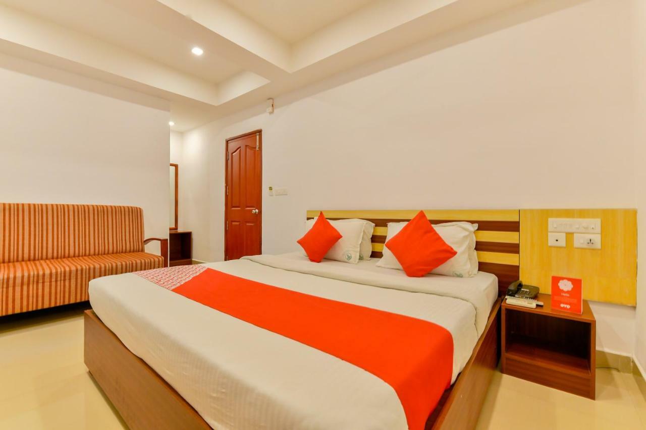 Oyo 18604 Puthens Capitol Inn Kochi Exterior foto