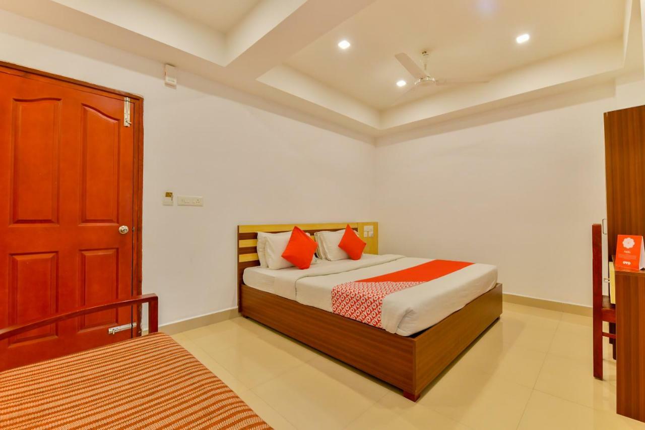 Oyo 18604 Puthens Capitol Inn Kochi Exterior foto