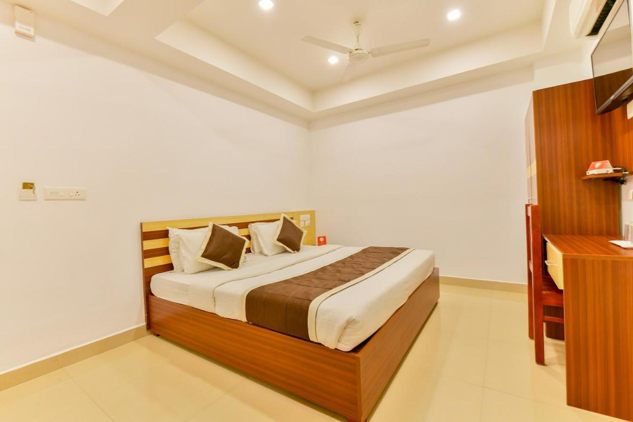 Oyo 18604 Puthens Capitol Inn Kochi Exterior foto